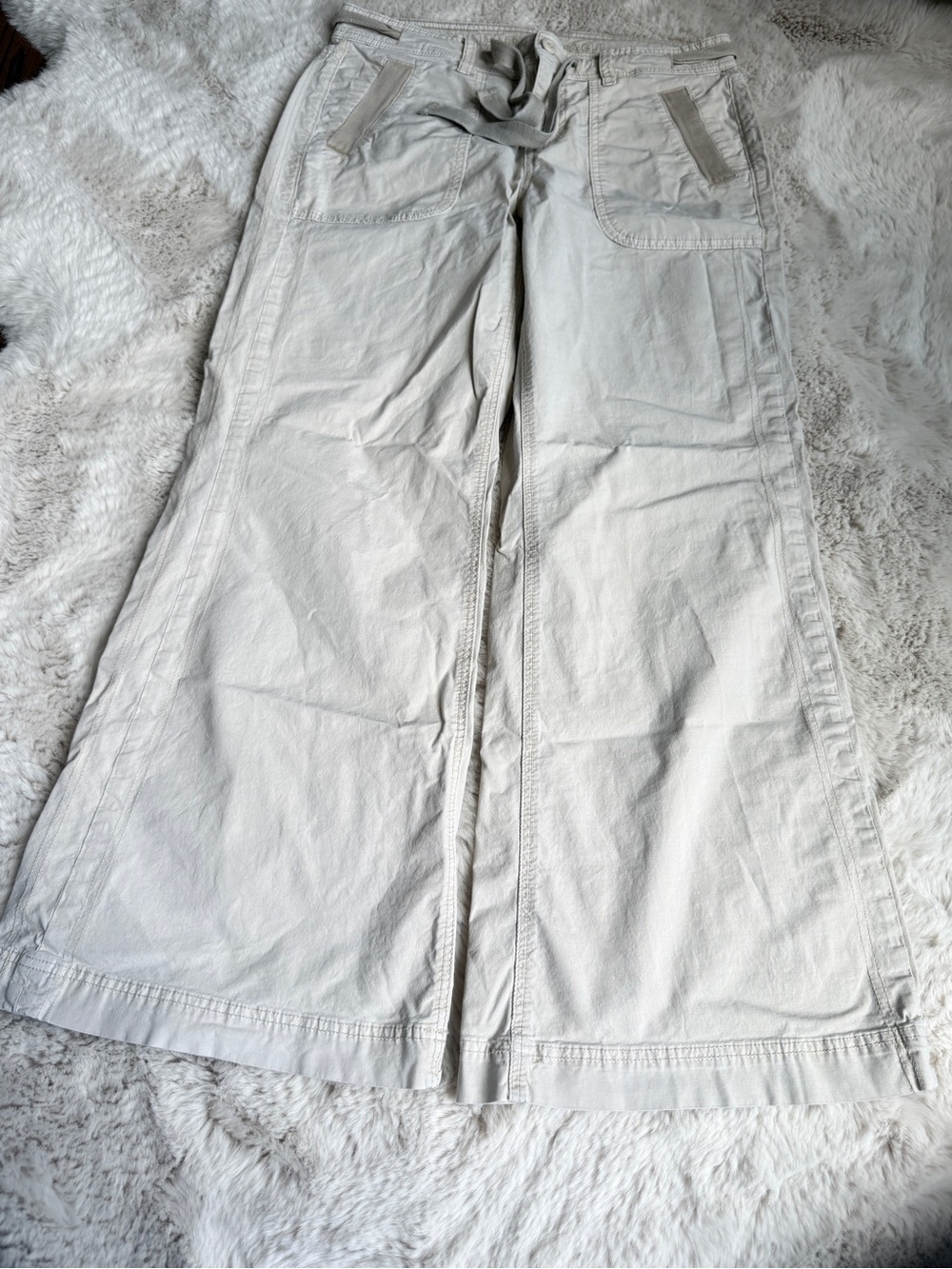 American Eagle Outfitters Cream stretch cargo pants 4 short